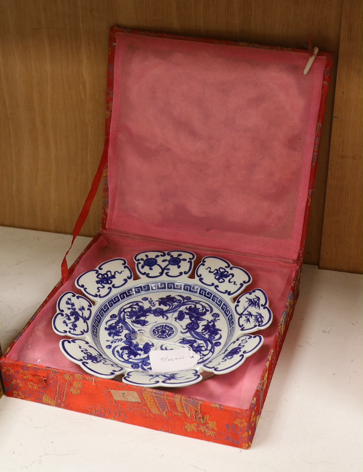 A Chinese underglaze blue dish with unusual border design, 25.5cm diameter